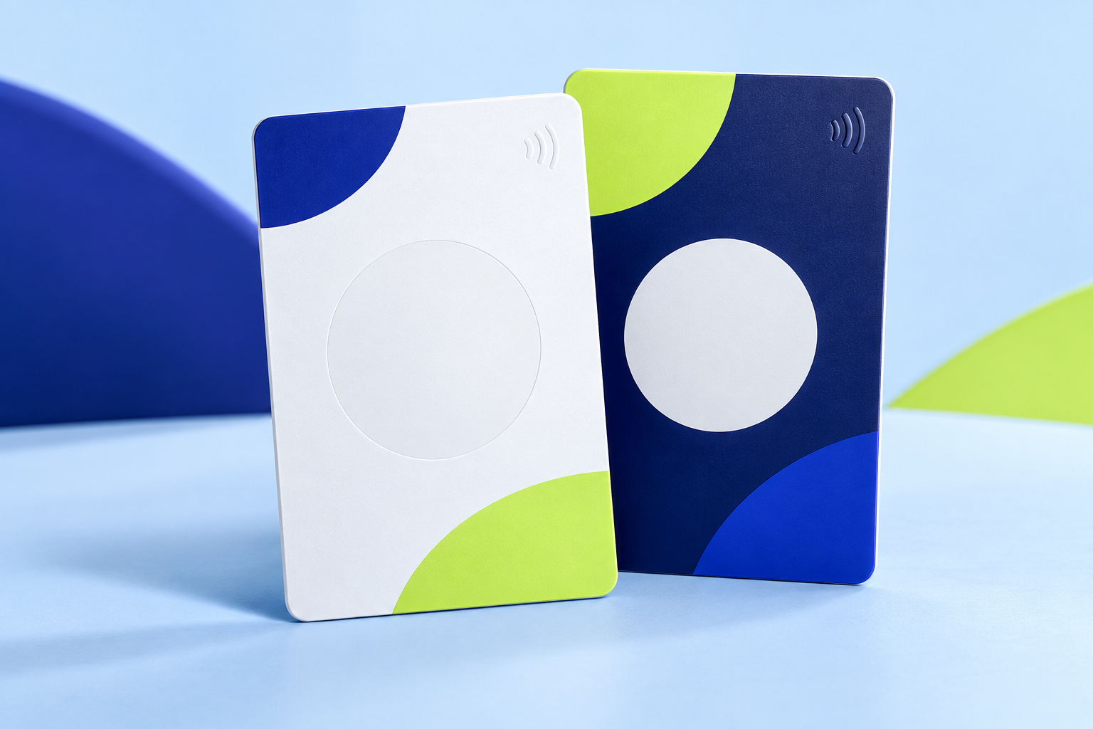 Mockup de dos tarjetas PVC NFC Mesvia para clientes y staff